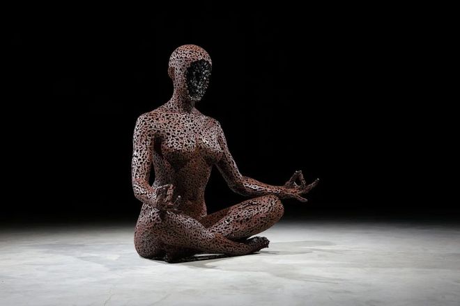 6686体育雕塑界的大神用废弃的金属链条组成柔美的女性人体雕塑(图2)