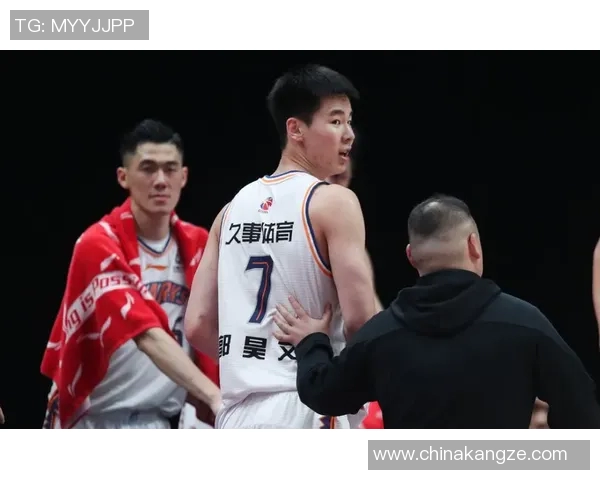 戴维斯与埃辛的对决谁能在篮球场上笑到最后 戴维斯与埃辛的对决谁能在篮球场上笑到最后